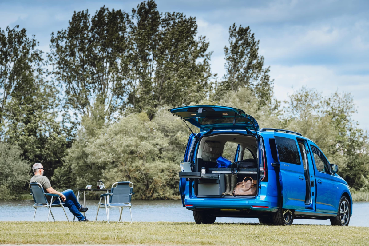 A more complete camper than the Caddy Beach it replaces, the Caddy California includes a folding bed, slide-out kitchen and outdoor dining set