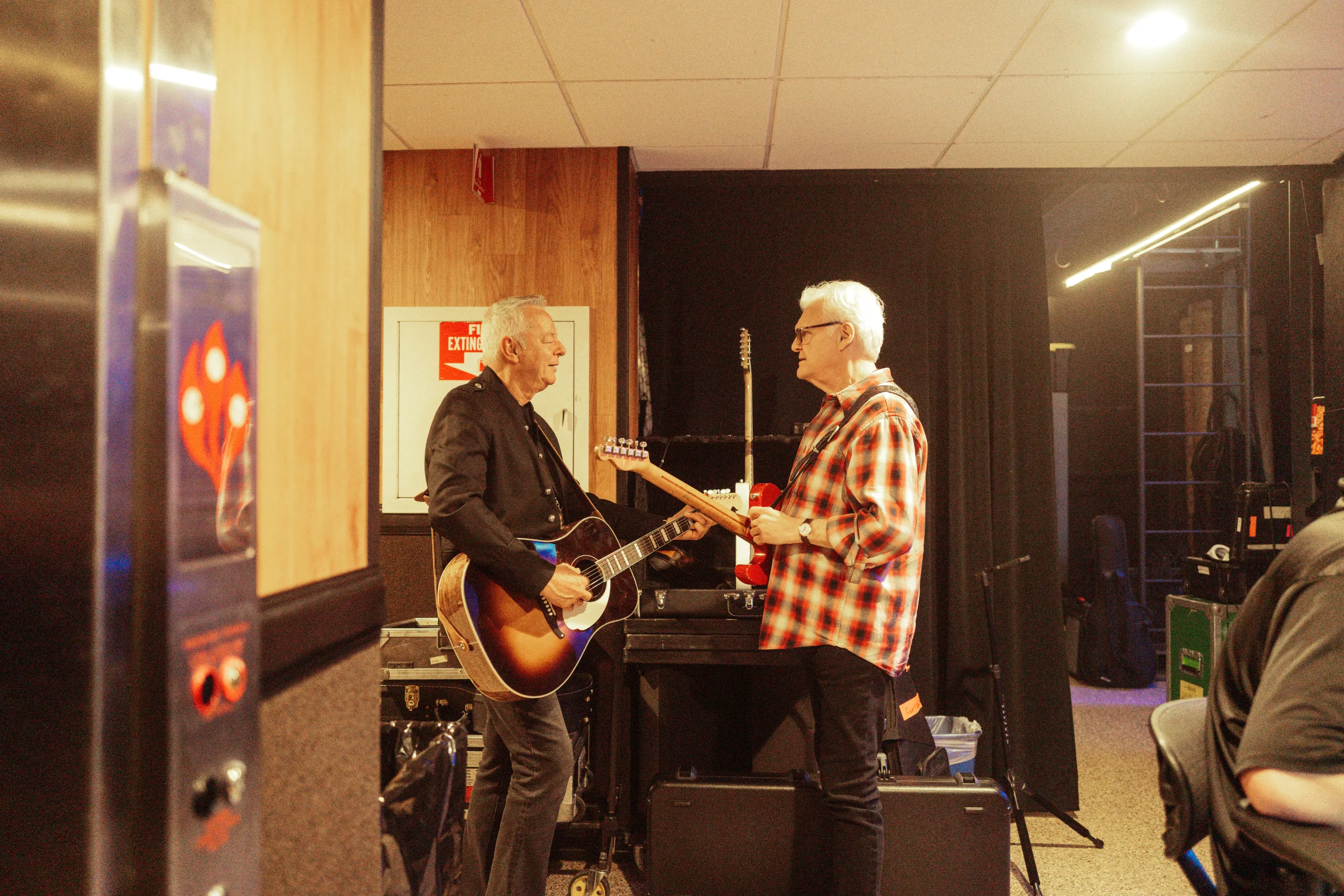 Tommy Emmanuel trading licks with Ricky Skaggs