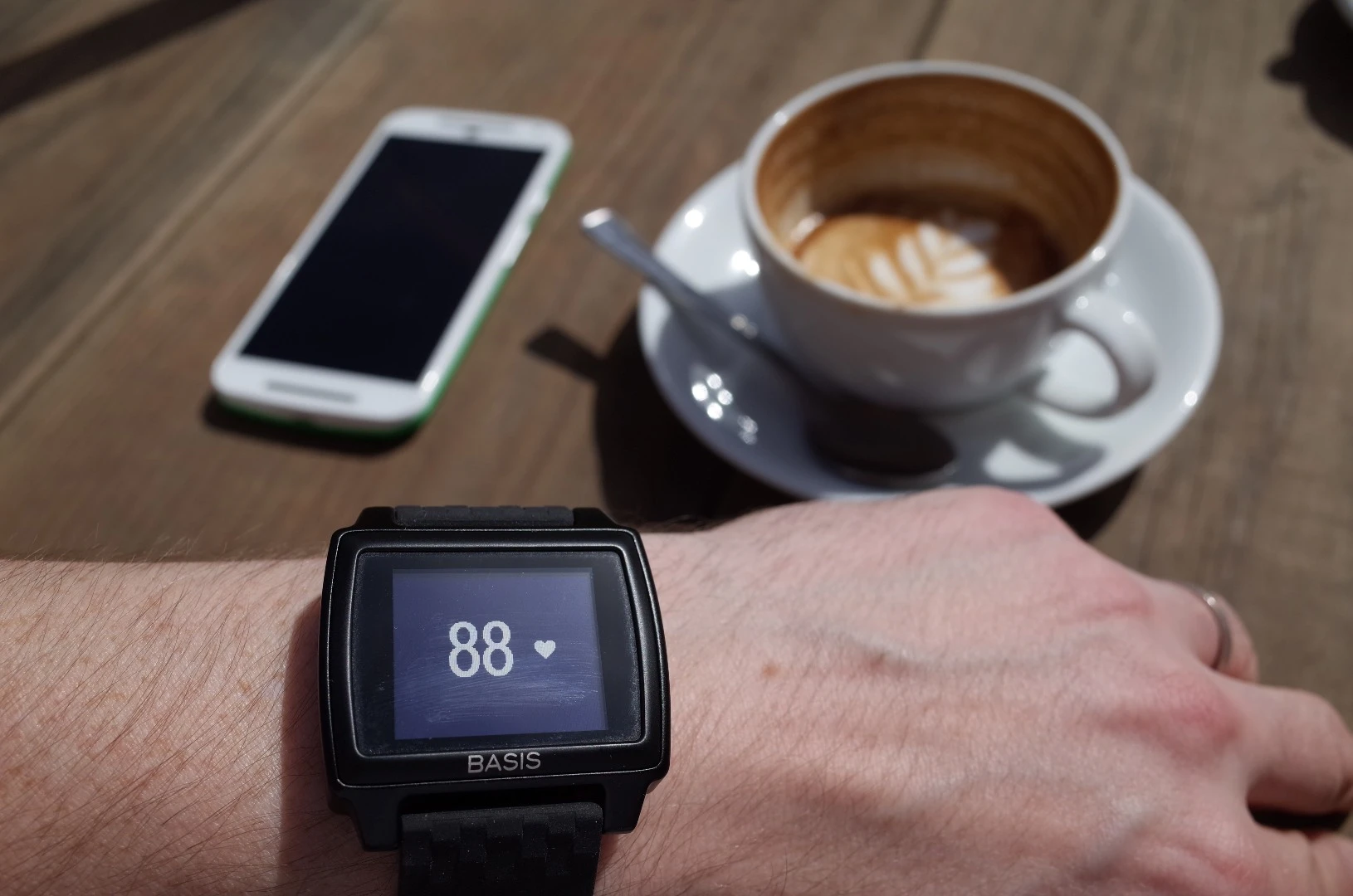 The screen of the Basis Peak fitness tracker is easy to see even in bright sunlight (Photo: Simon Crisp/Gizmag.com)