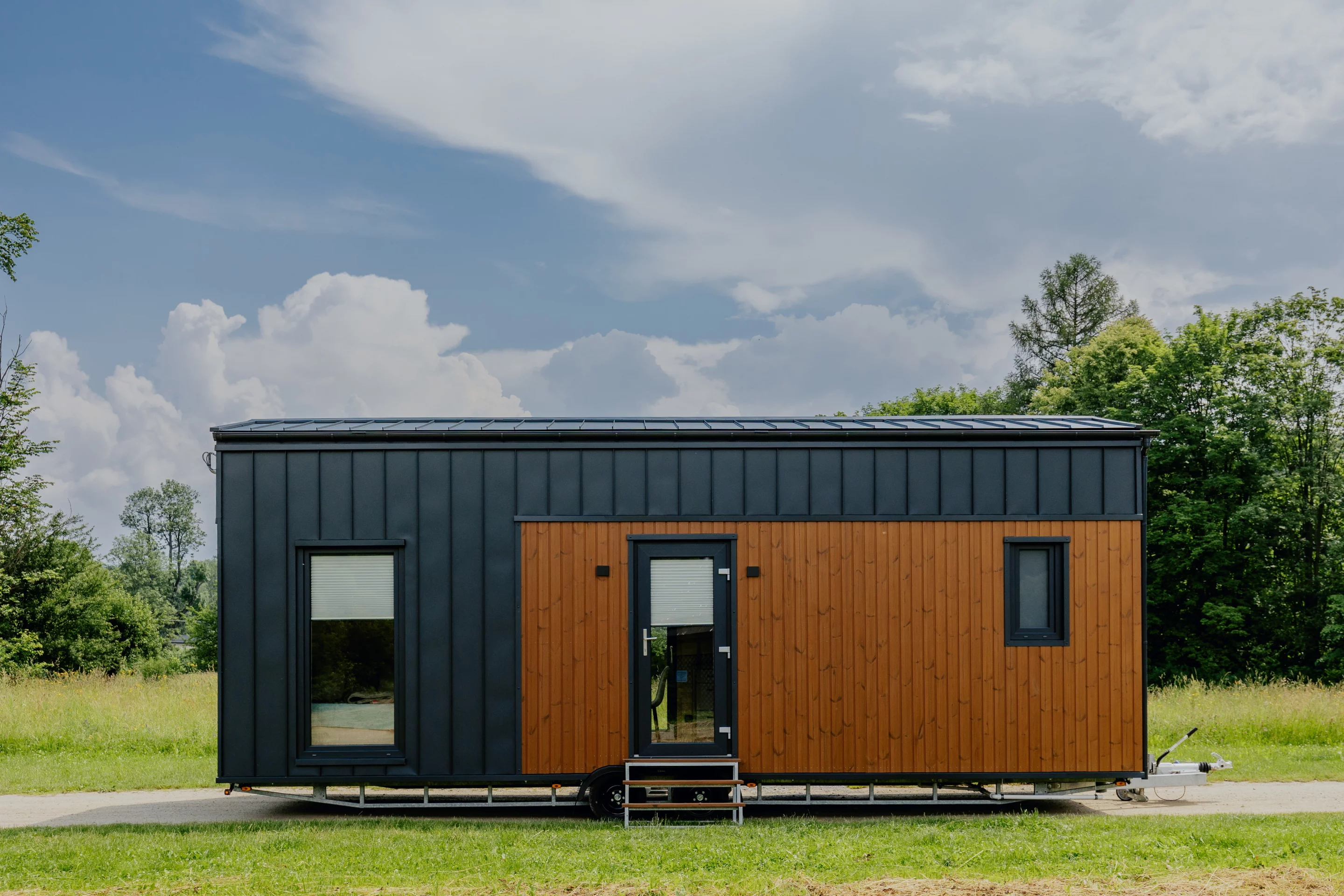 The Alan is based on a double-axle trailer and has a length of 8.4 m (27.5 ft)
