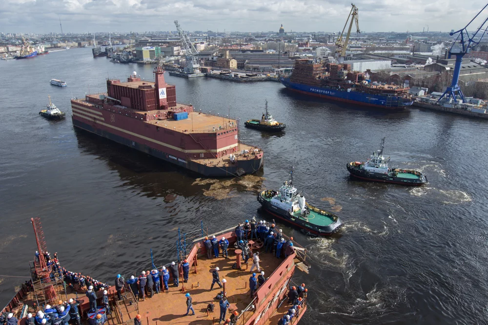 The “Akademik Lomonosov” leaves St. Petersburg under tow
