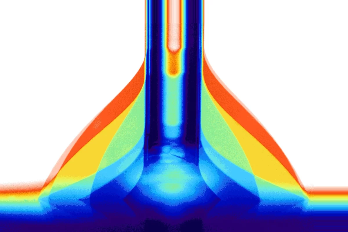 Taking advantage of the change of atomic angles in single-layer boron nitride, a new material has been created that is able to switch from water-retaining to water-repellent, simply by the application of an electric current