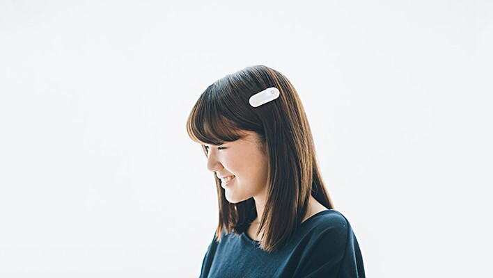 Just as cats are able to sense movements in the air with their whiskers, the Ontenna device, which is surprisingly low-tech allows deaf users to do the same with their hair