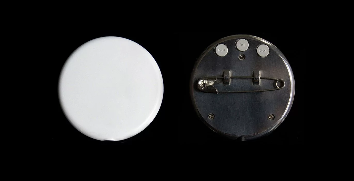Each 1.7-inch diameter Playbutton badge will contain one album's worth of 320kbps MP3 tracks on its flash memory