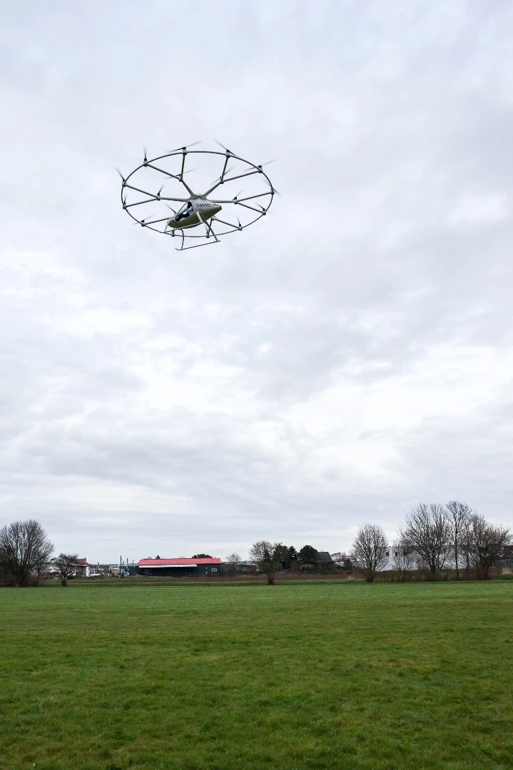 Built from fiber composite material with a 450 kg (992 lb) take-off weight, nine individual batteries power the all-electric motors and 18 rotors to make for a top speed of 100 km/h (62 mph)