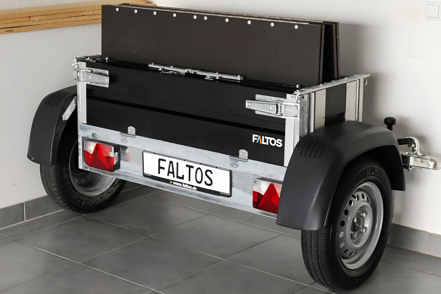 Crafty cargo trailer collapses accordion-style to save garage space