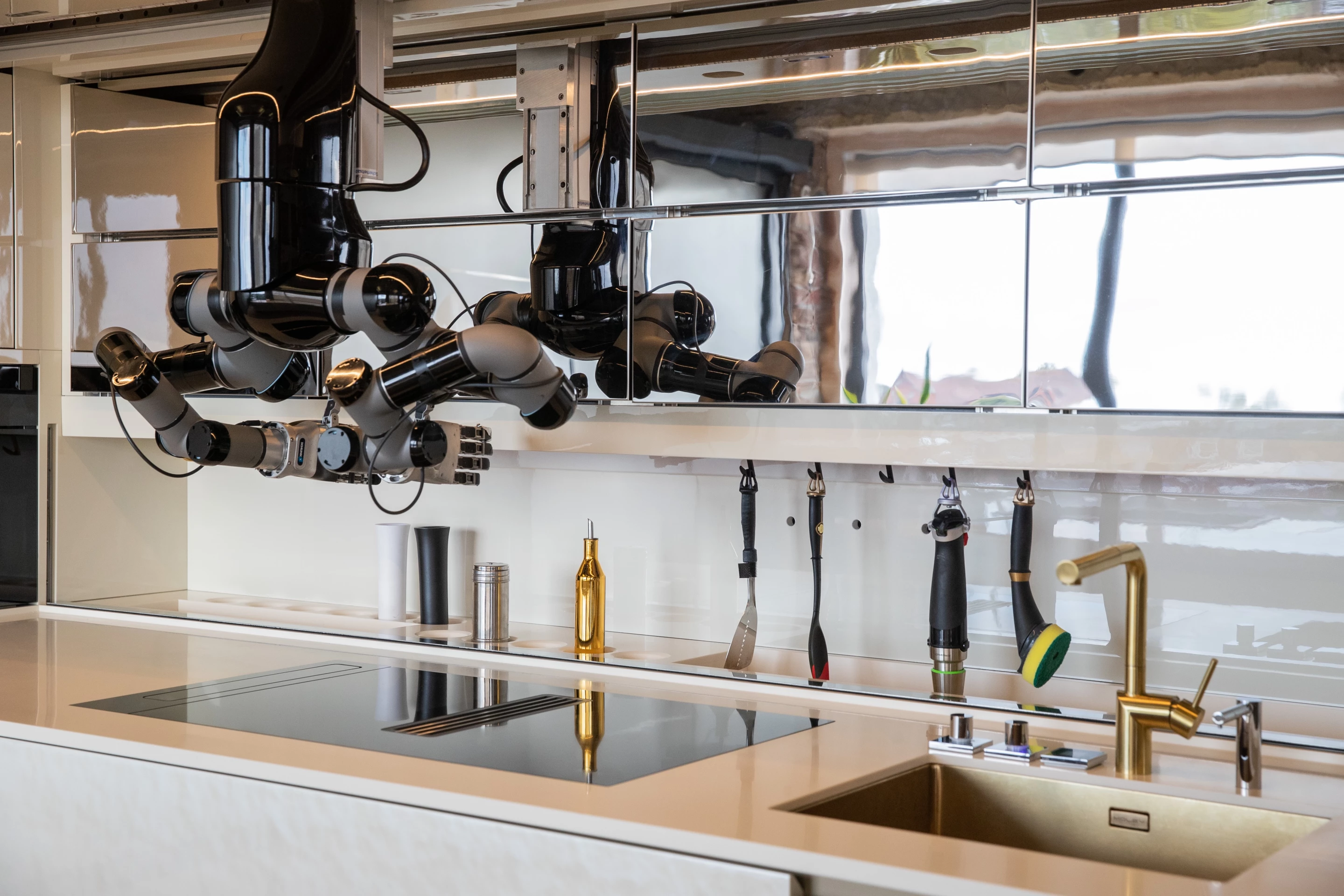 In addition to the fully automated Moley R kitchen, Moley offers the simpler Moley X without the robotic arms