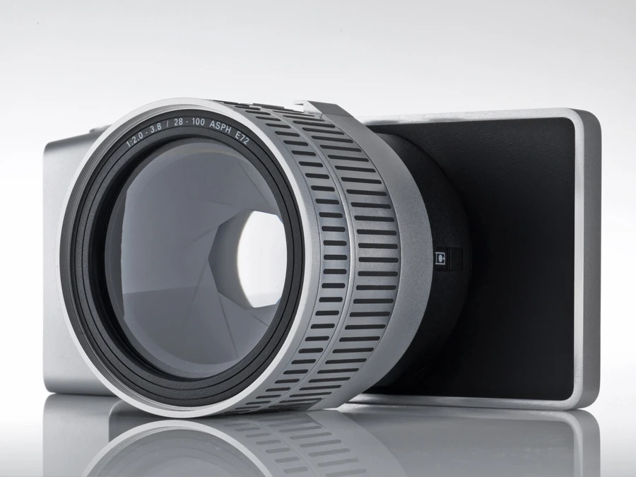 When the lens in mounted, the camera can be operated as those of today but when unmounted the touchscreen display wirelessly controls the functionality of the lens