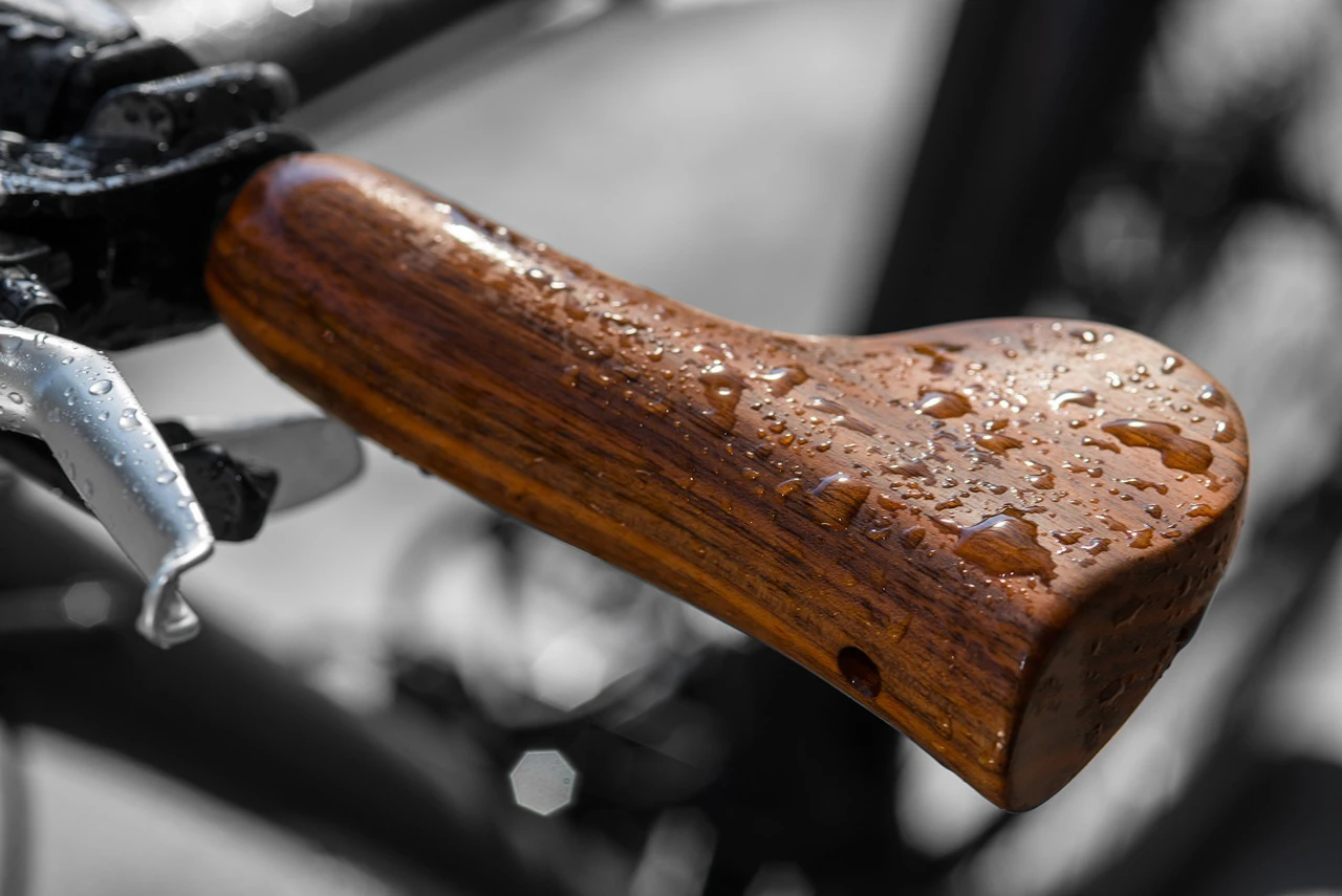Velospring's Sen Comfort combines rich wood looks and an interesting spring suspension system (Photo: Velospring / Petra Schramböhmer, PS Fotodesign, Munich)