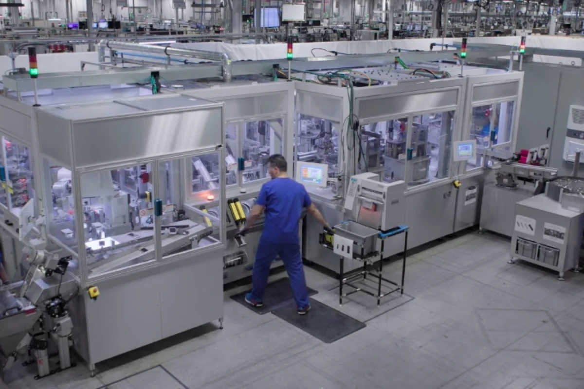 Apple's Daisy iPhone-disassembly robot