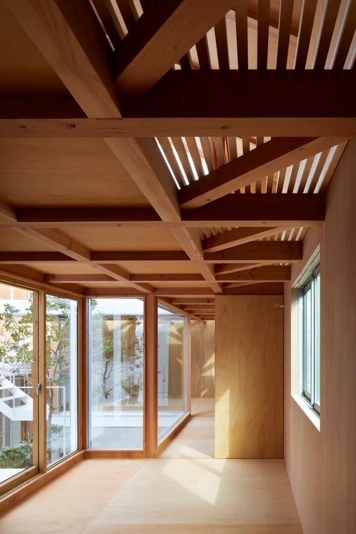 Large floor-to-ceiling windows, shallow balconies and uncluttered spaces reinforce this relationship between interior and exterior of the Loop House