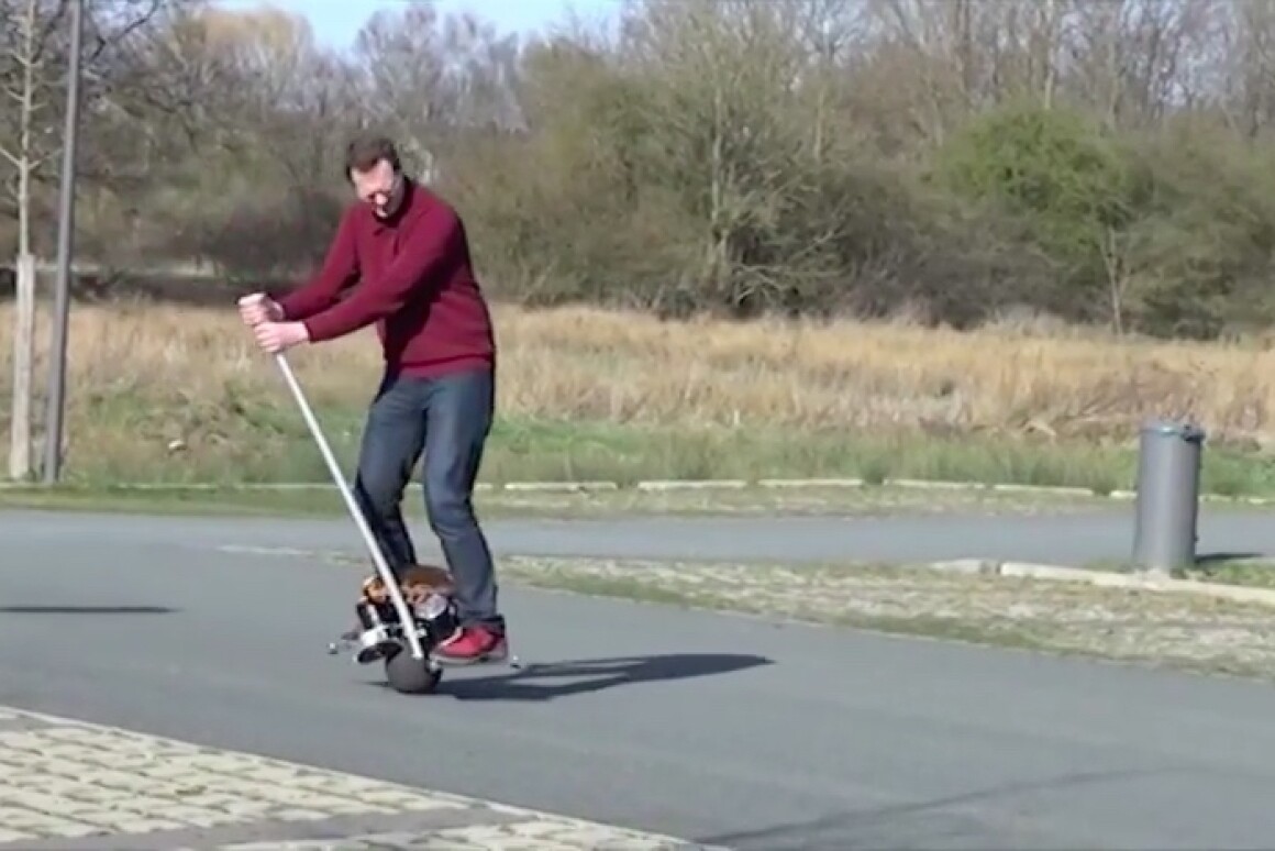 Selfbalancing scooter swaps wheels for a ball