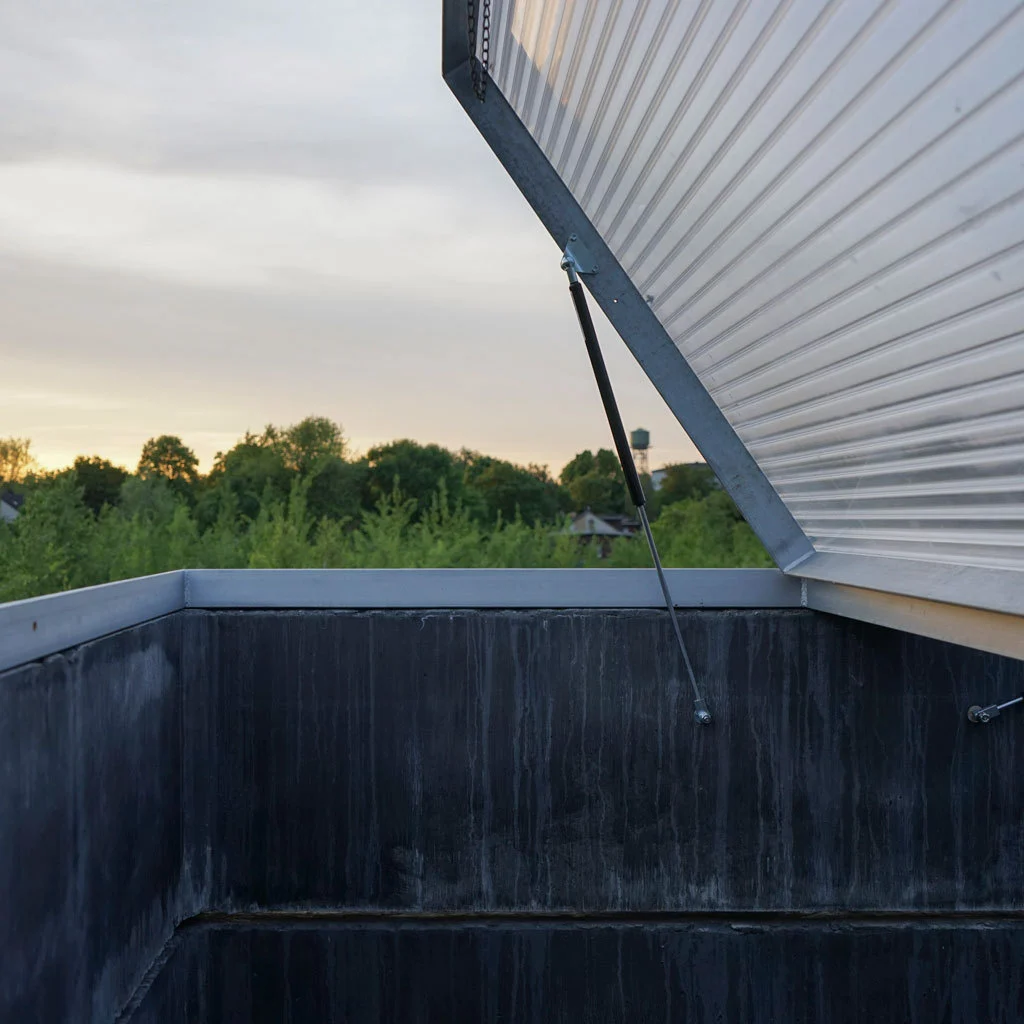 A relaxation space on the top floor has a hatch that can be opened to let in the outside air (Photo: Modulorbeat)