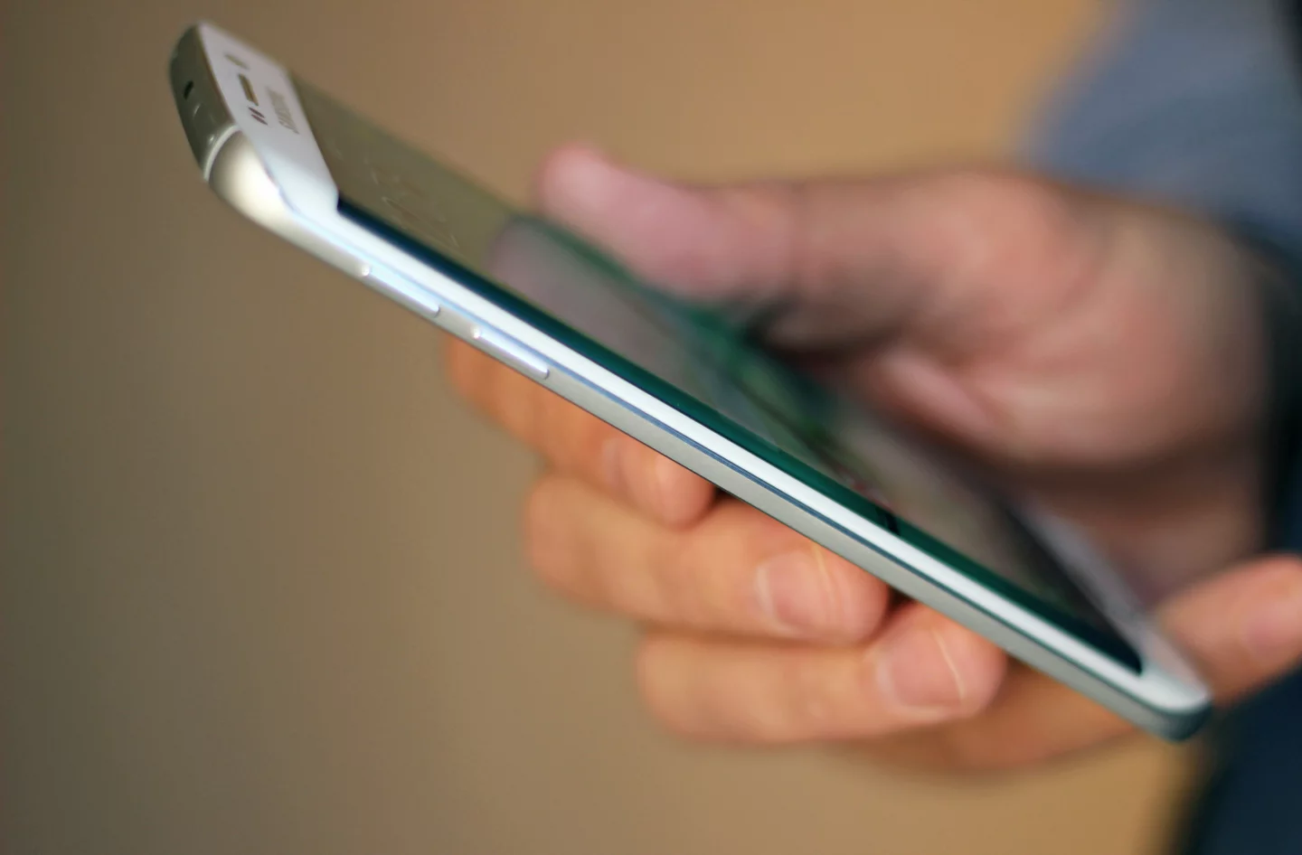 A look at one side of the double-curved display on the GS6 edge (Photo: Will Shanklin/Gizmag.com)