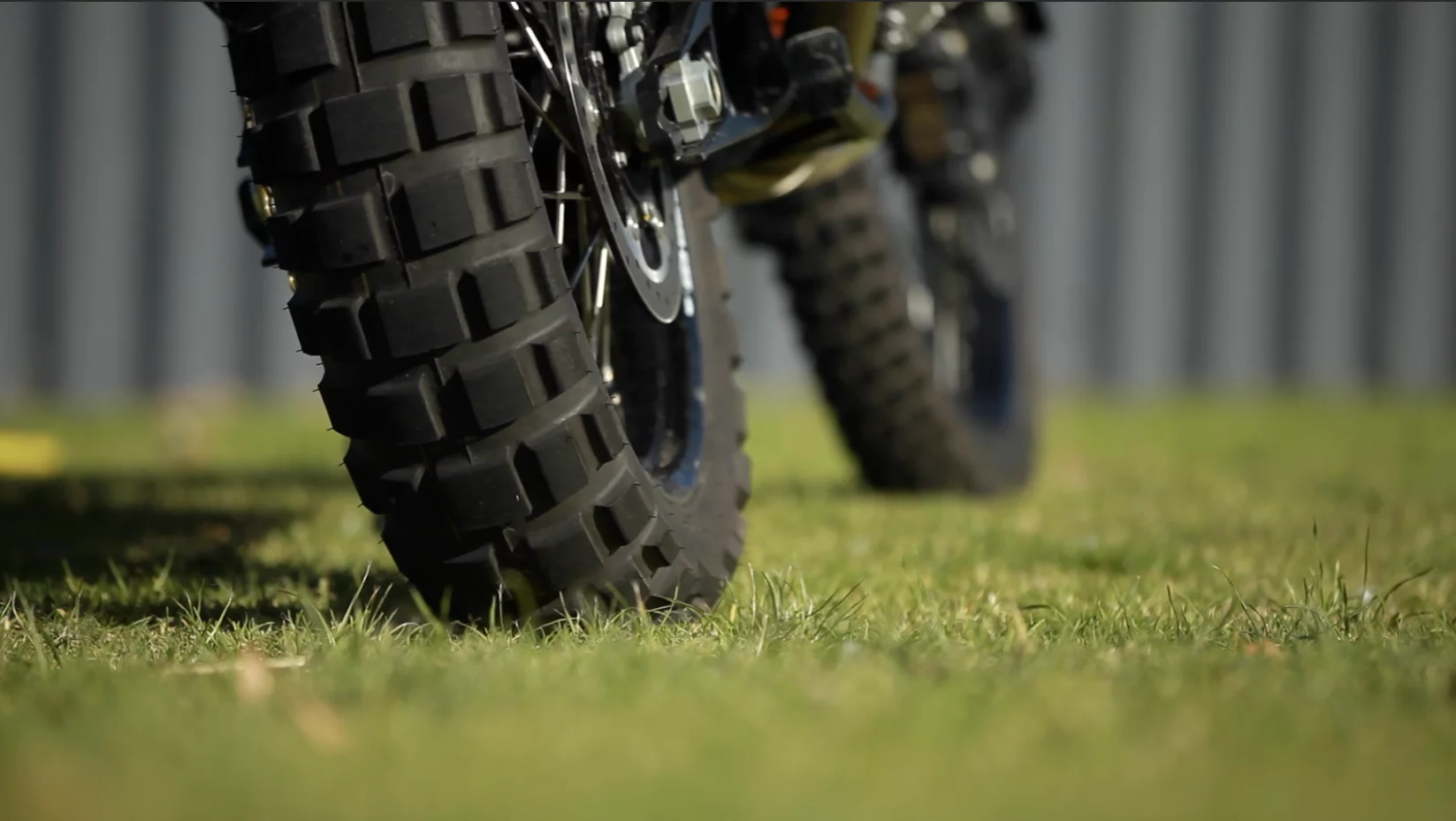 KTM Adventure 1190 R: comes standard with Continental TKC-80 "twinduro" tyres. The bike is biased heavily towards dirt riding (Photo: Gizmag/Loz Blain)