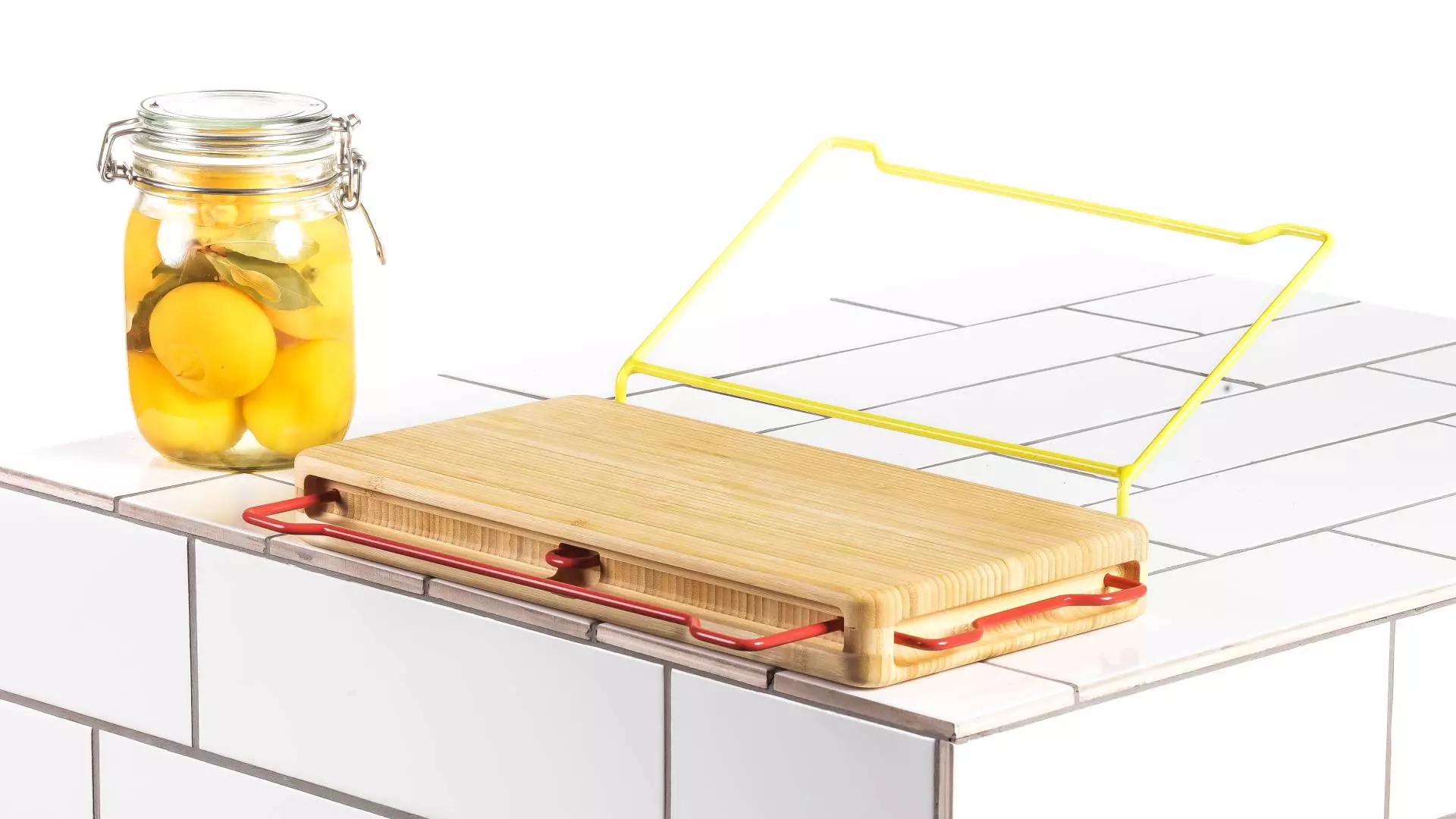 The Frankfurter Brett has extensible brackets of three sides and a display bracket on its fourth side