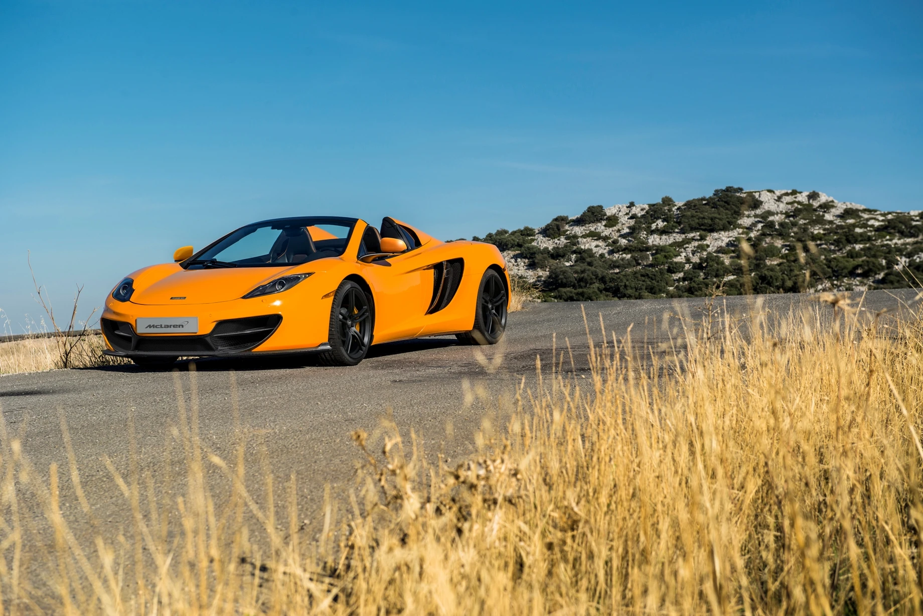50 12C front bumper is composed of carbon fiber, which not only looks good but increases downforce