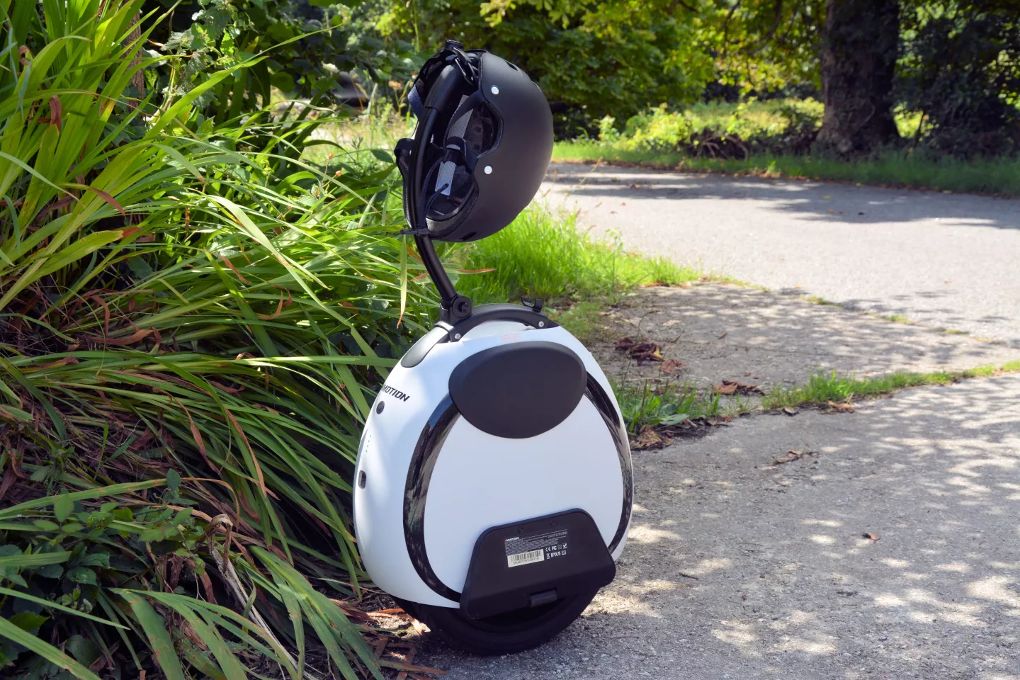 The InMotion E20 features a flip-up handle to help roll the unit along between rides, or stow a helmet