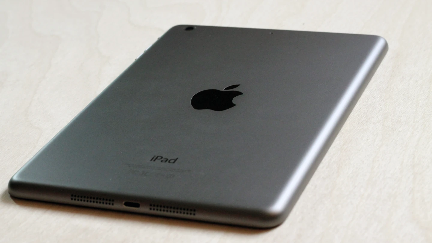 Same aluminum finish, though the dark color option is now "space gray & black" instead of "black & slate"