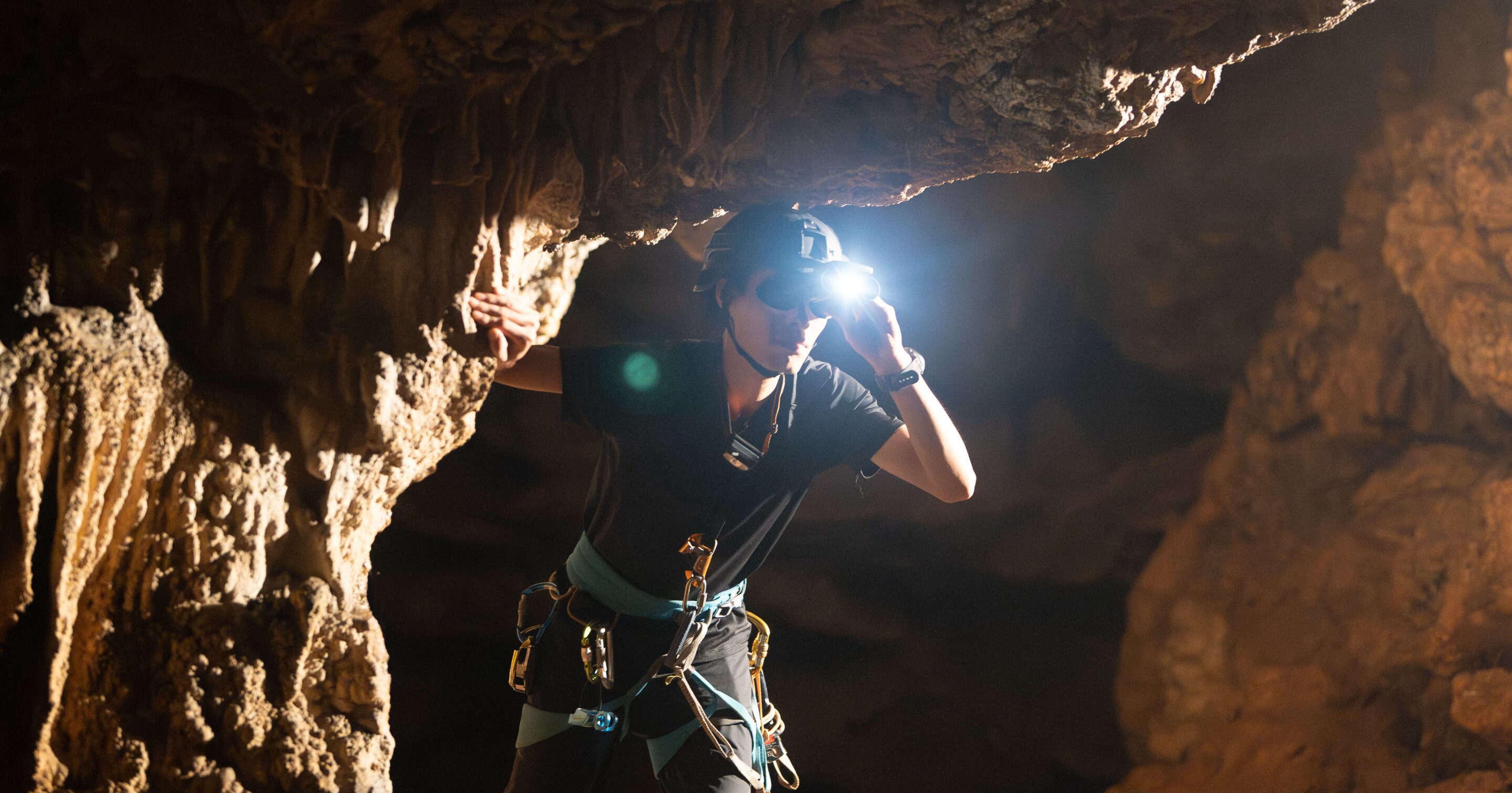 Dualscreen nightvision goggles let you choose how to view the dark