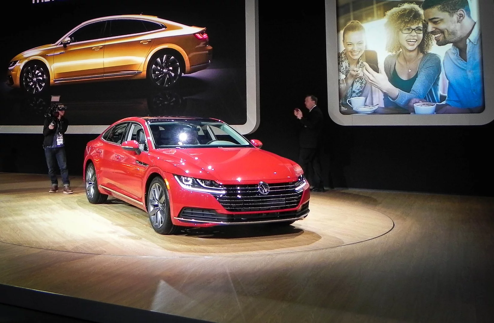 Volkswagen took the opportunity of the Chicago Auto Show to unveil its new Arteon sedan, which replaces the CC as the company's flagship