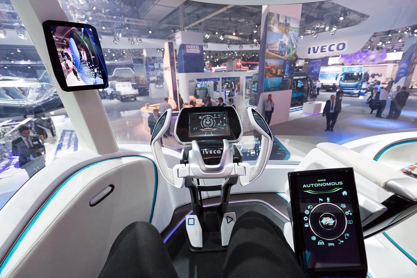 The truck's aircon creates a "climatic bubble" in the cabin that sees the temperature optimized for the driver, maintained and undisturbed by air flows
