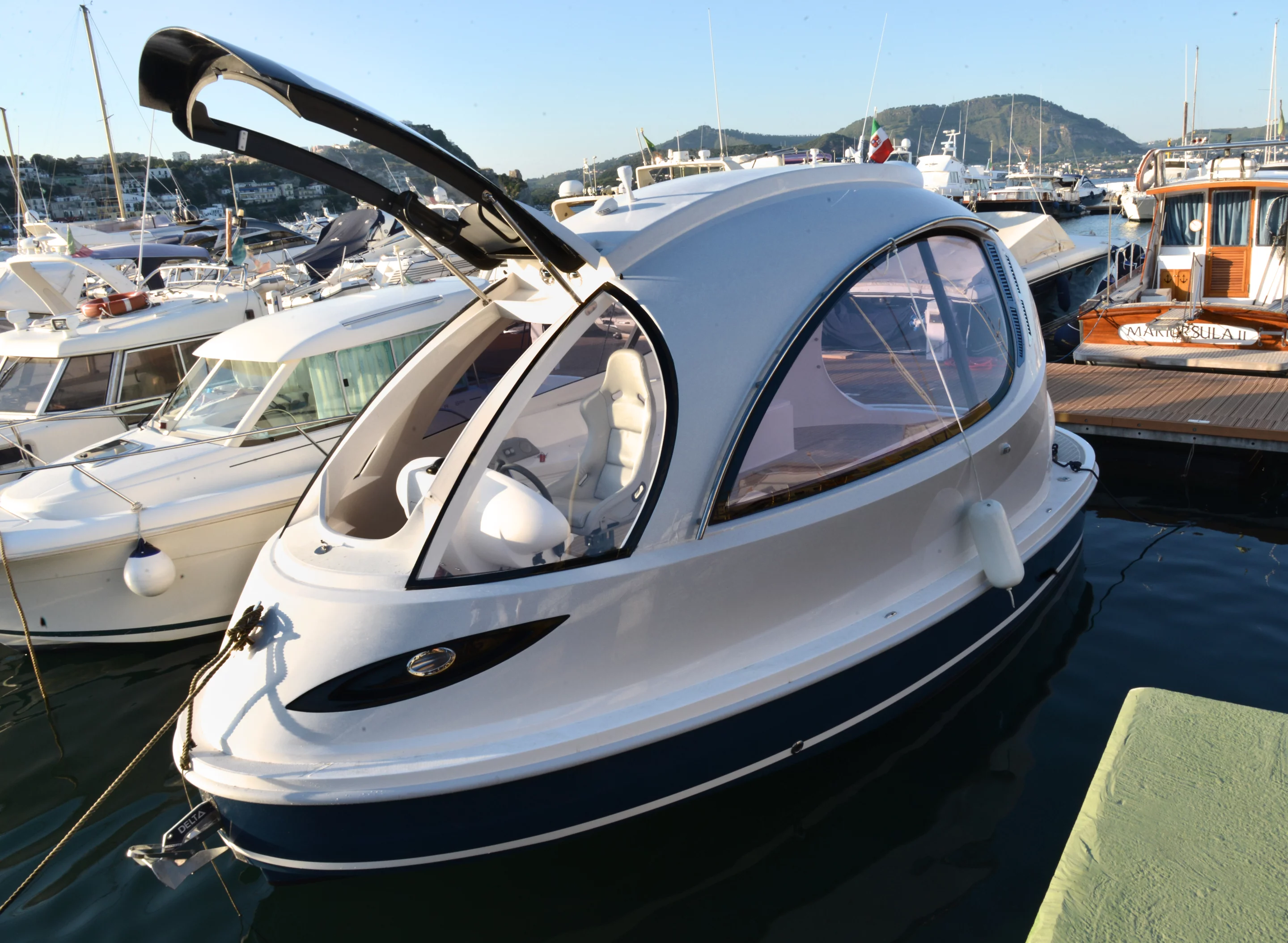 Jet Capsule is a compact water craft measuring 7.5 meters (24.6 ft) long and 3.5 meters (11.5ft) wide