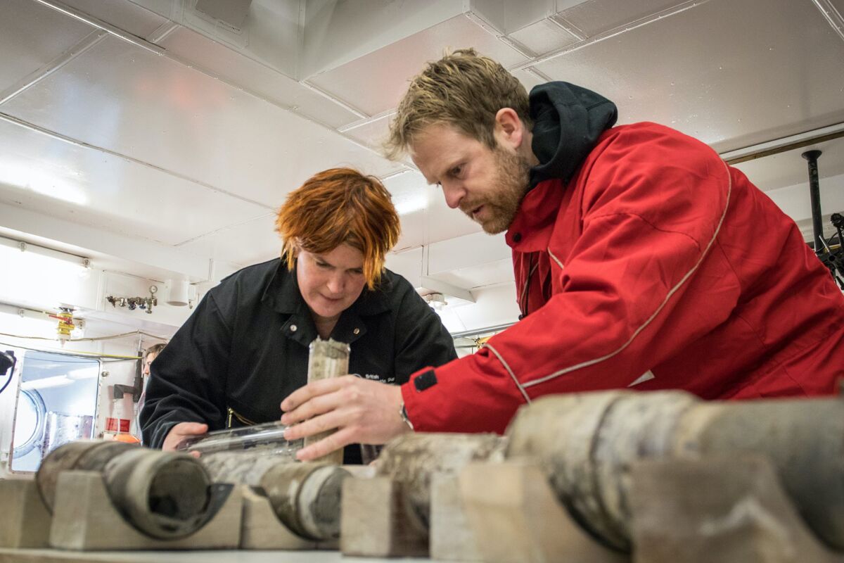 Researchers Tina van de Flierdt (left) and Johann P. Klages (right), examine sediment cores