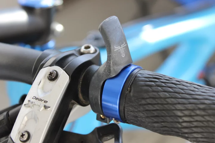 Togs let you keep a grip on your handlebar when riding with your thumbs on top (Photo: Ben Coxworth/Gizmag)