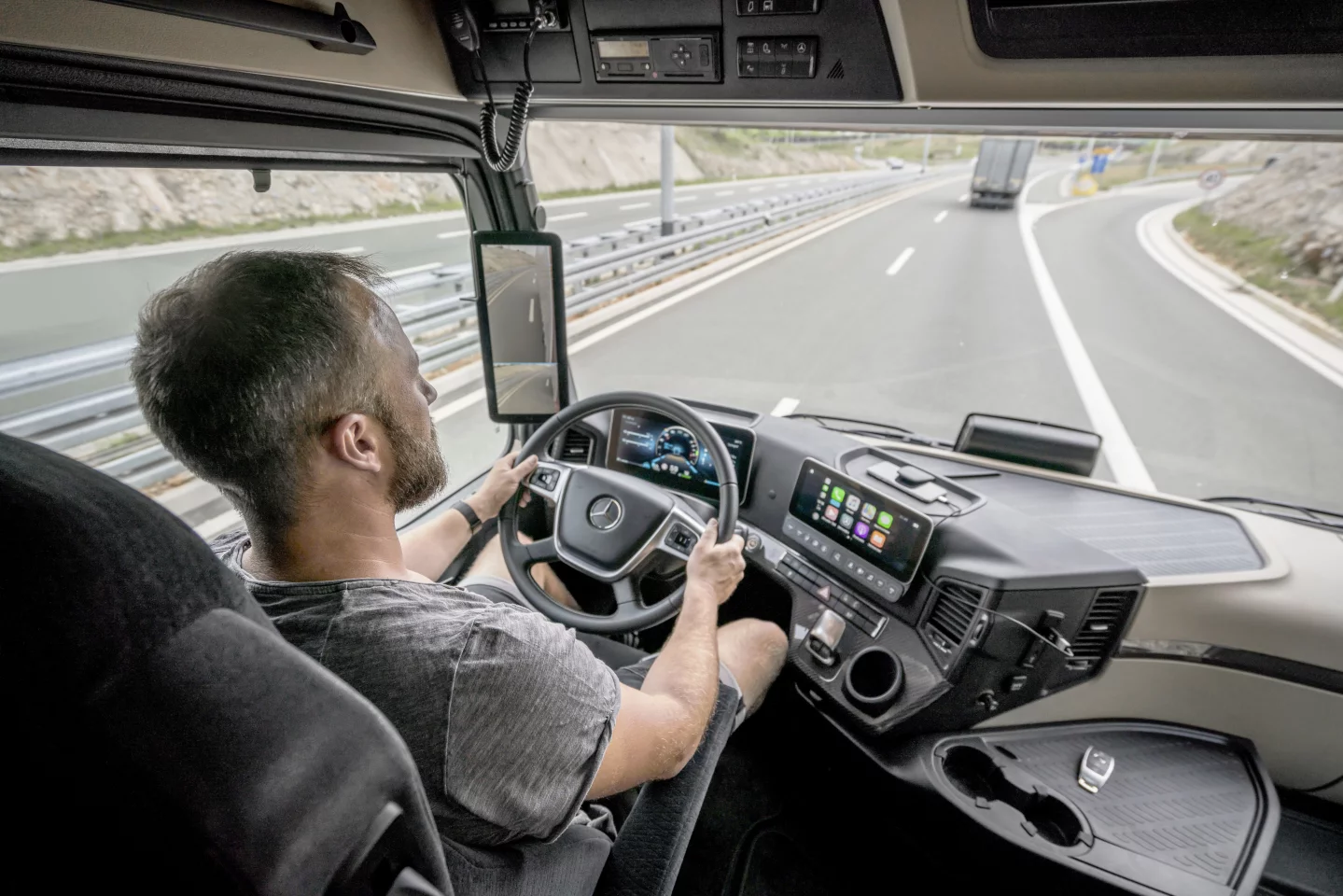 Daimler sees the driver's cockpit in the Actros as a work center where more than just driving takes place