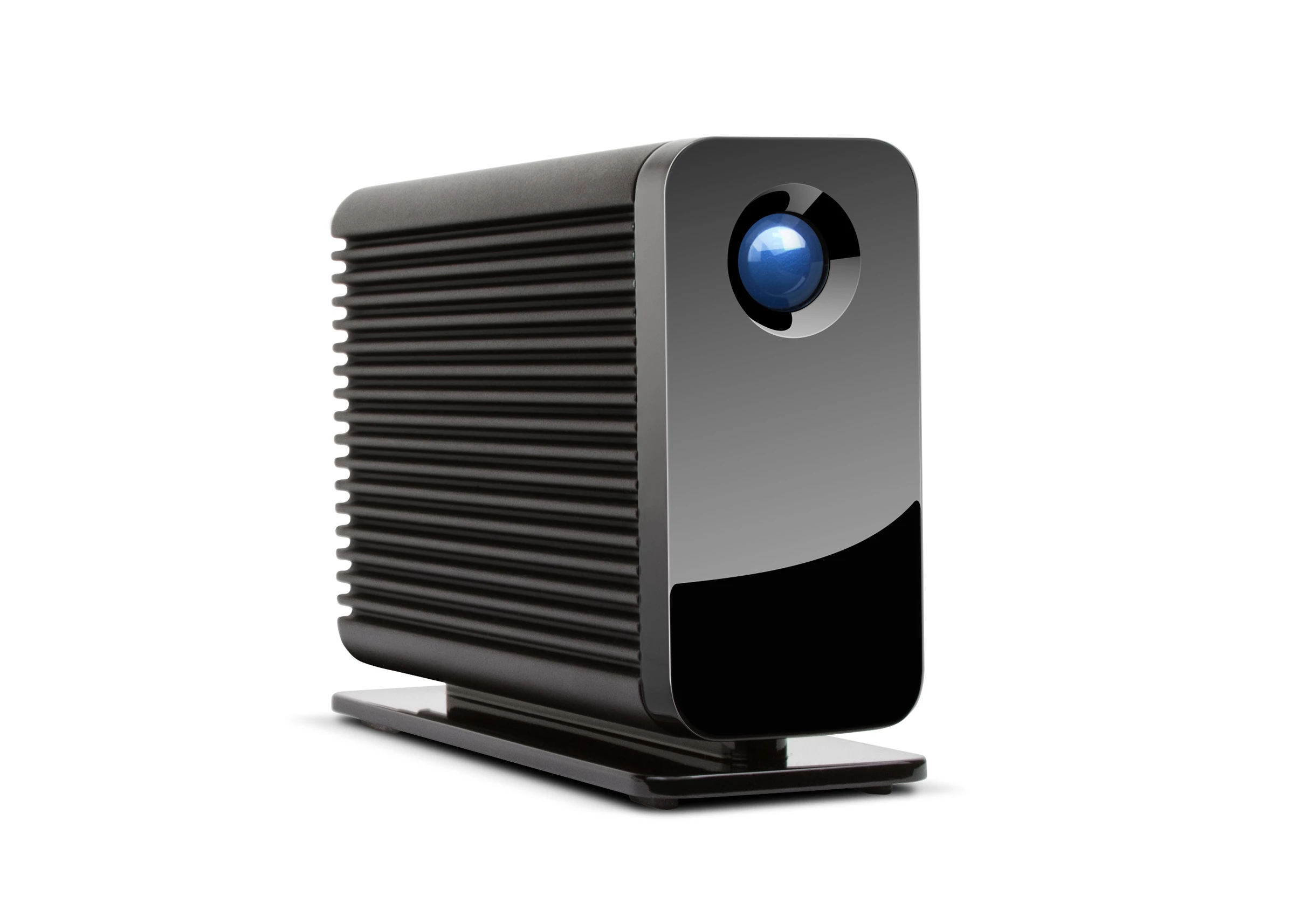 The Little Big Disk has 1.6 x 5.5 x 3.3 in (40 x 140 x 85 mm) dimensions and weighs just 1.4 lb (620 g)