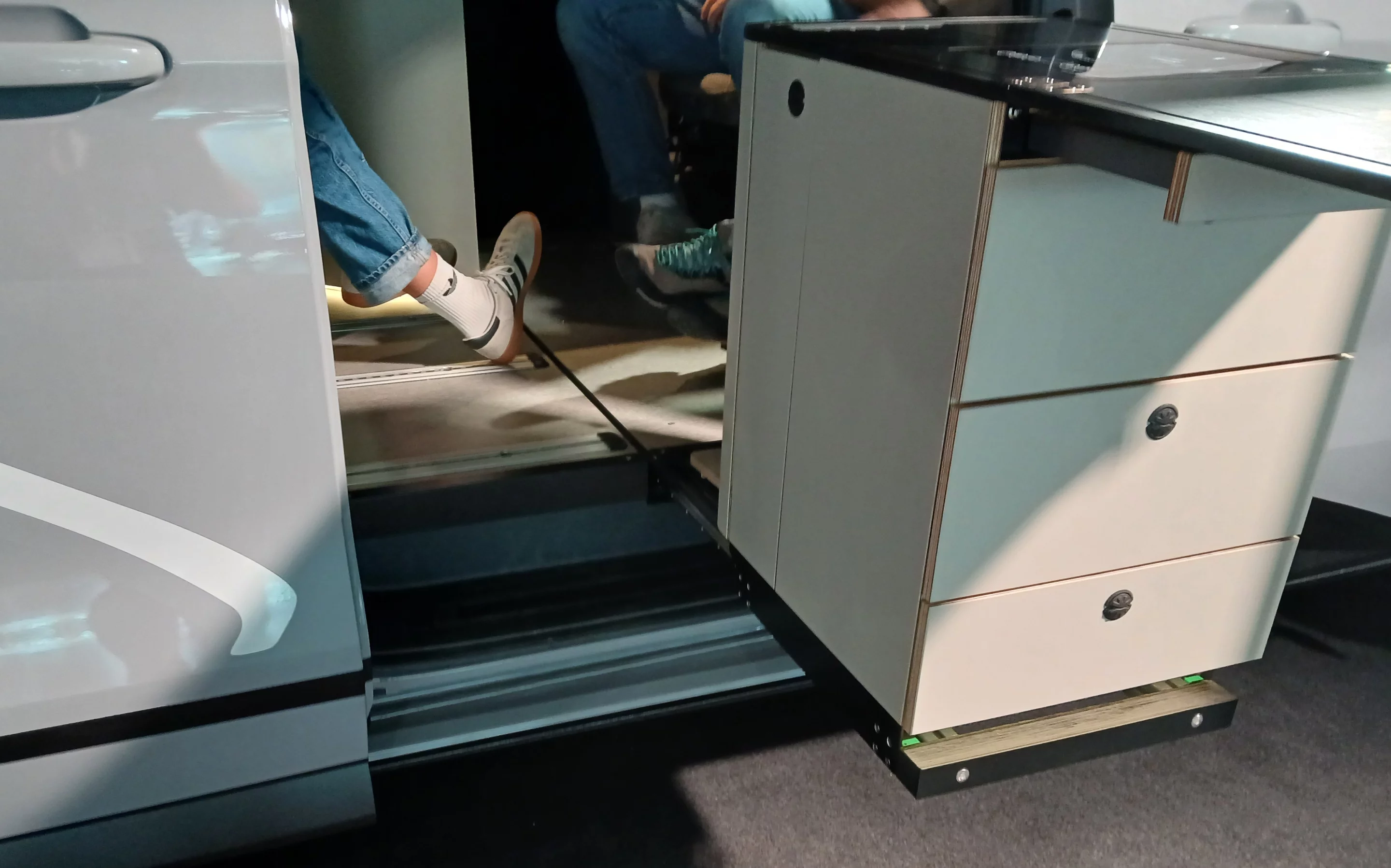 Railway intersection: Here you can see the floor rails that allow the kitchen block to slide inside and outside the van