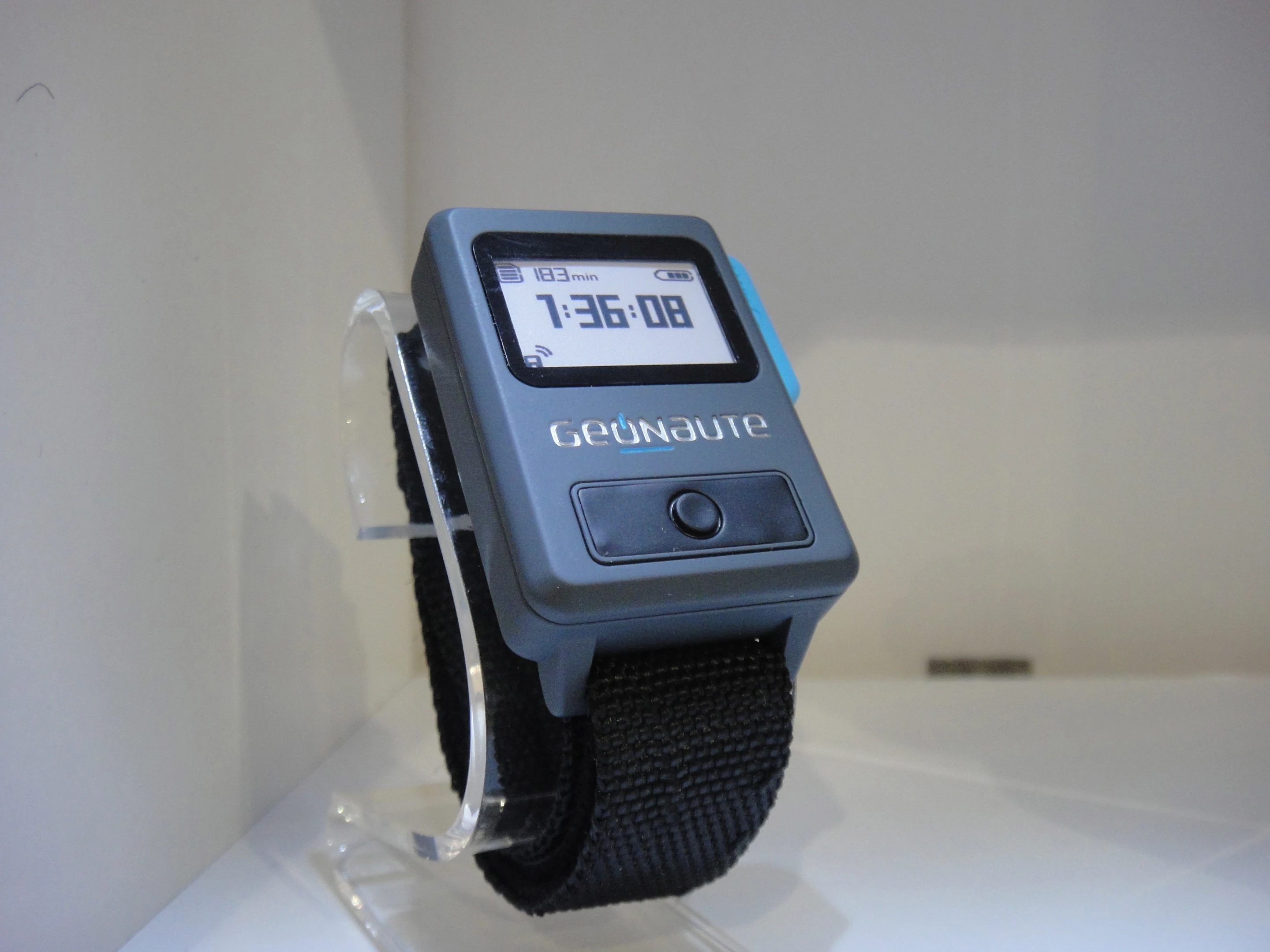 Geonaute can be controlled with a wristwatch-style remote