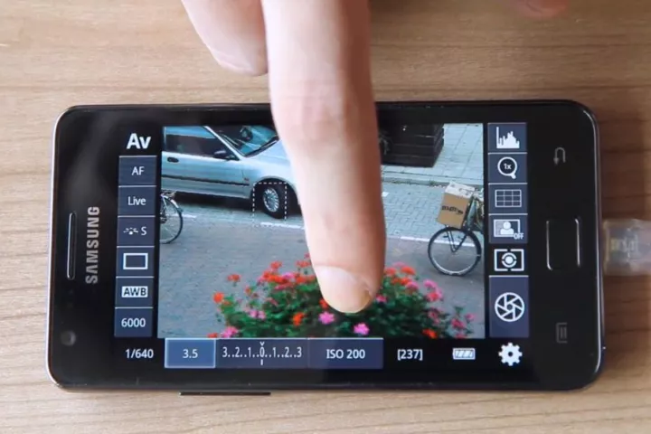 The DSLR Controller Android app allows users to remotely control a Canon DSLR