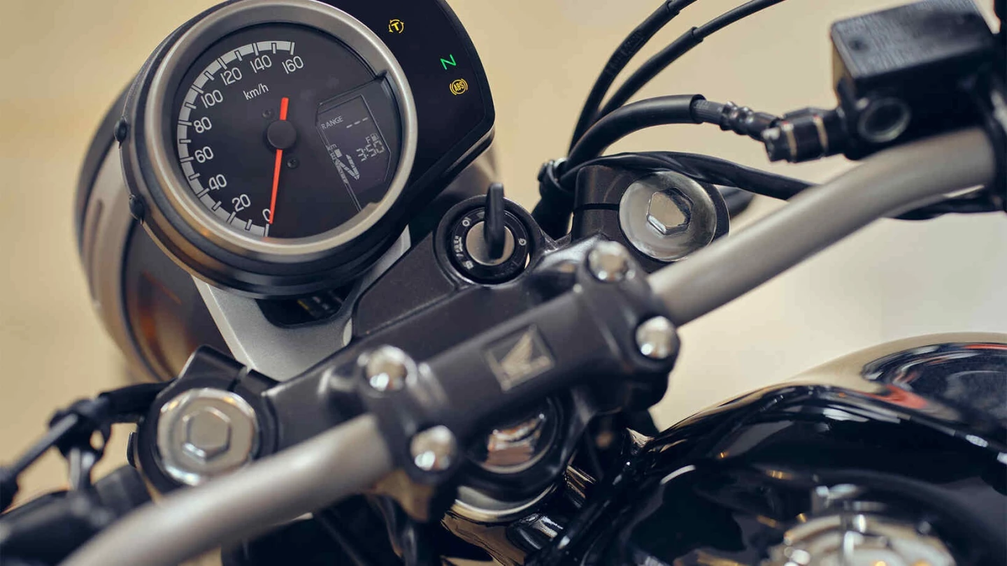 The CB350 Special Edition continues to get Honda's Smartphone Voice Control System and a semi-digital instrument console