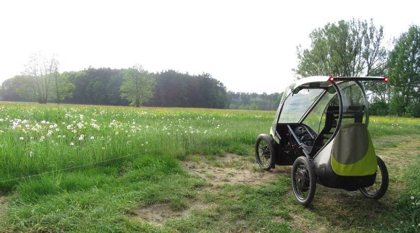 With a powder-coated steel frame and a carbon fiber cabin, the current Pedilio prototype tips the scales at about 68 kg (150 lb) and has a maximum payload capacity of 130 kg (287 lb)