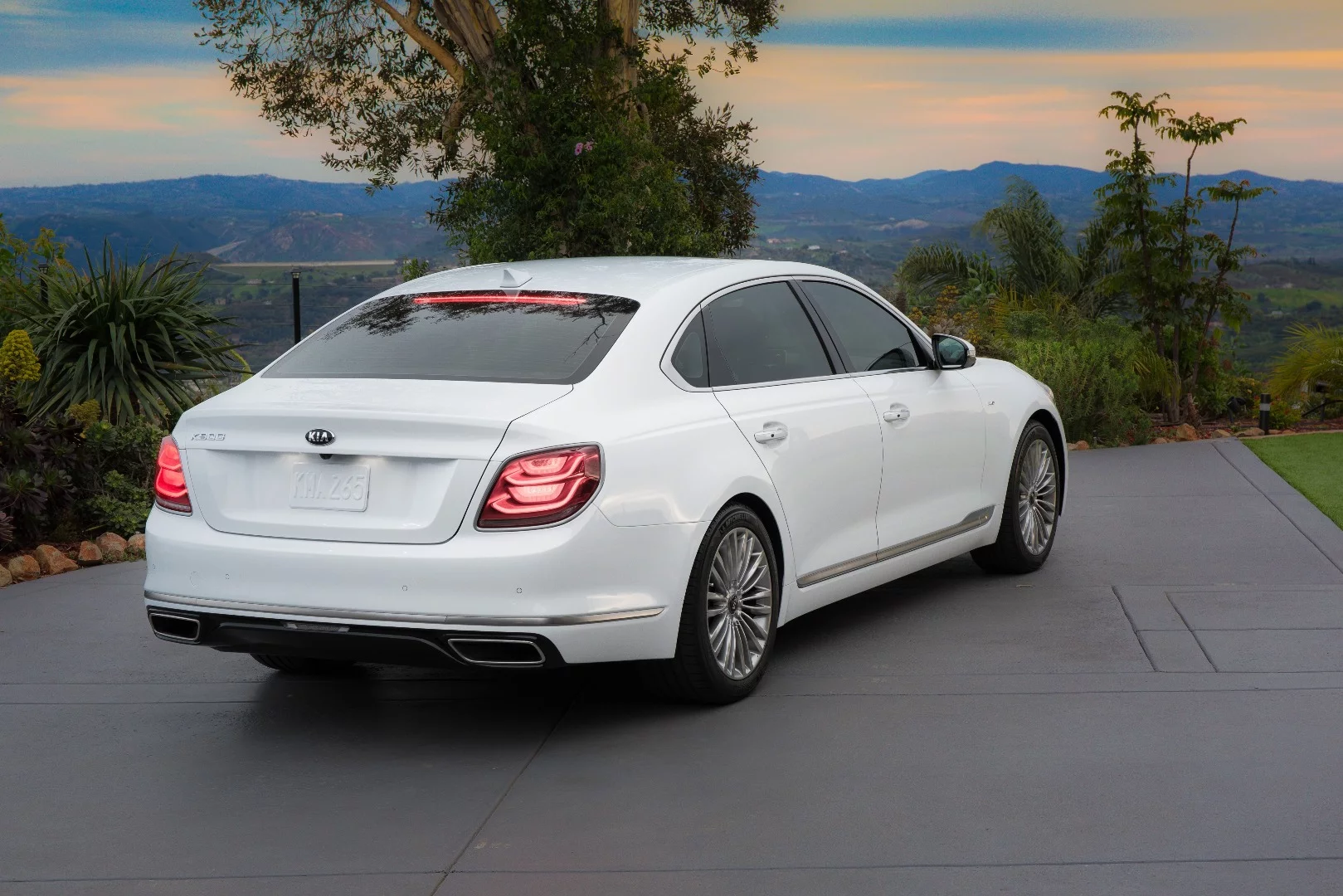 Kia’s designers aimed towards “The Gravity of Prestige” as their mantra for this new K900 model