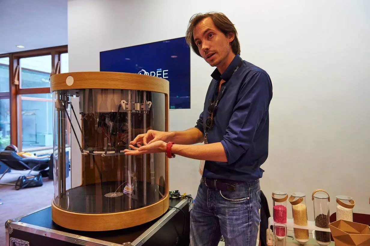 Pollen founder Cédric Michel demonstrating the Pam multi-material 3D printer recently