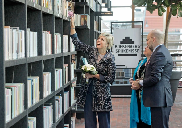 Princess Laurentien browsing some of the library's 70,000 titles