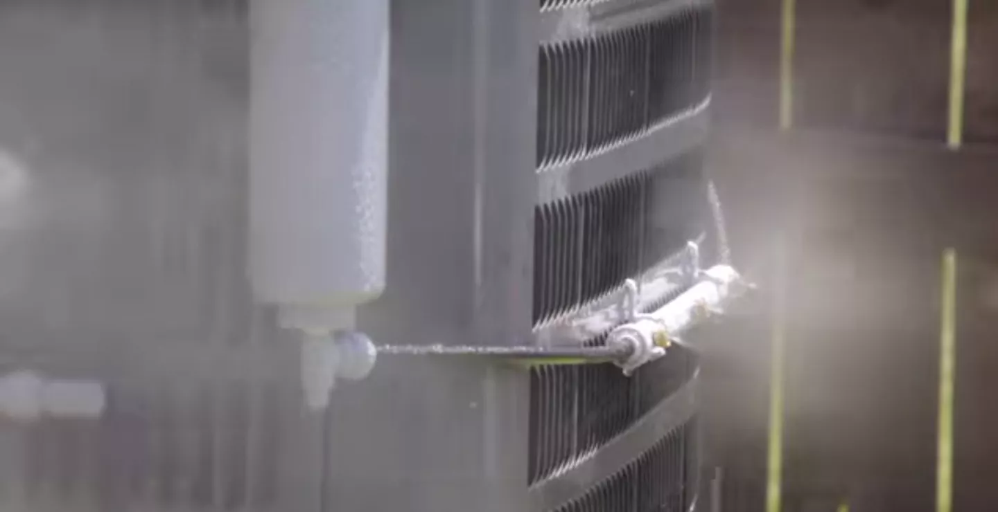 Mistbox uses water vapor to pre-cool air as it enter the air conditioning unit