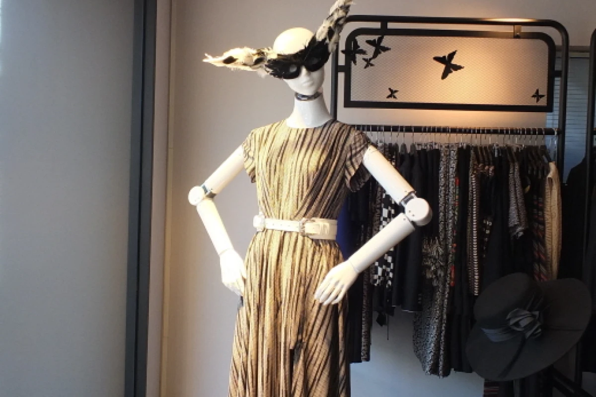 A robotic mannequin developed by IMD Communications poses for customers in a South Korean fashion store (Photo: Bookdaily)