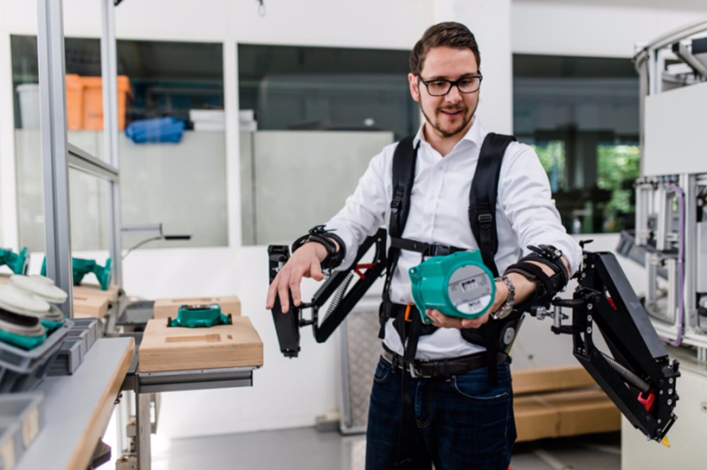 Robo-Mate makes lifting easier by a factor of ten