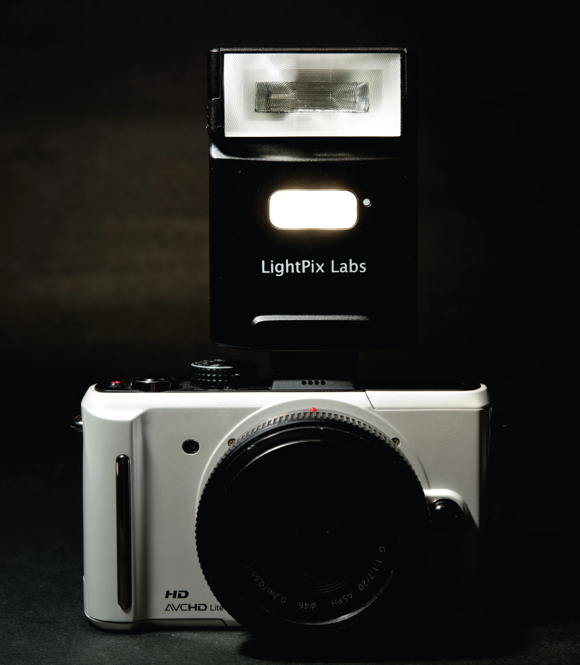 The size of the FlashQ Q20 flash unit makes it ideal for mirrorless cameras
