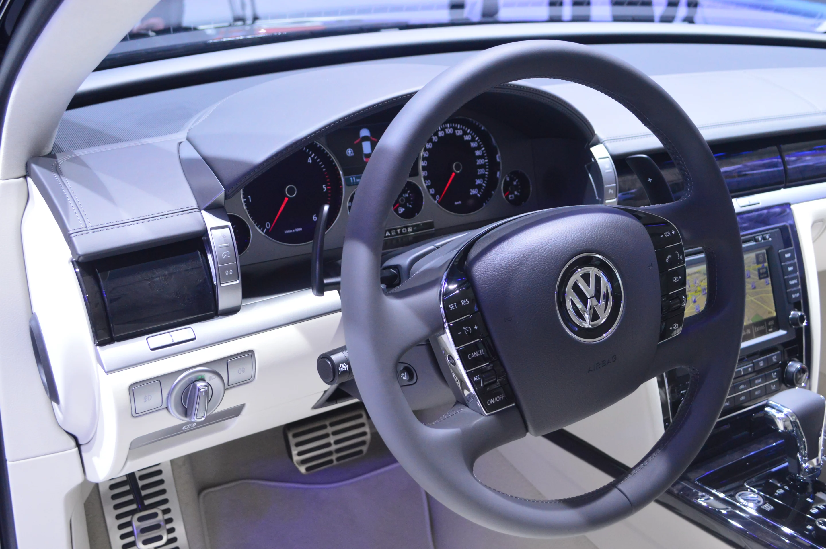 Inside the Volkswagen Phaeton Exclusive (Photo: C.C. Weiss/Gizmag)