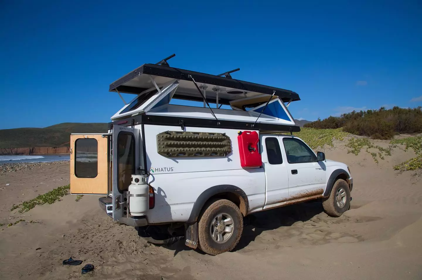 The walls and roof lift up as one, setting the pop-up up in u