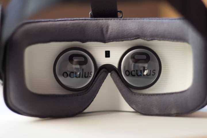Gizmag reviews the Gear VR, a mobile virtual reality console that's much more than a tech demo