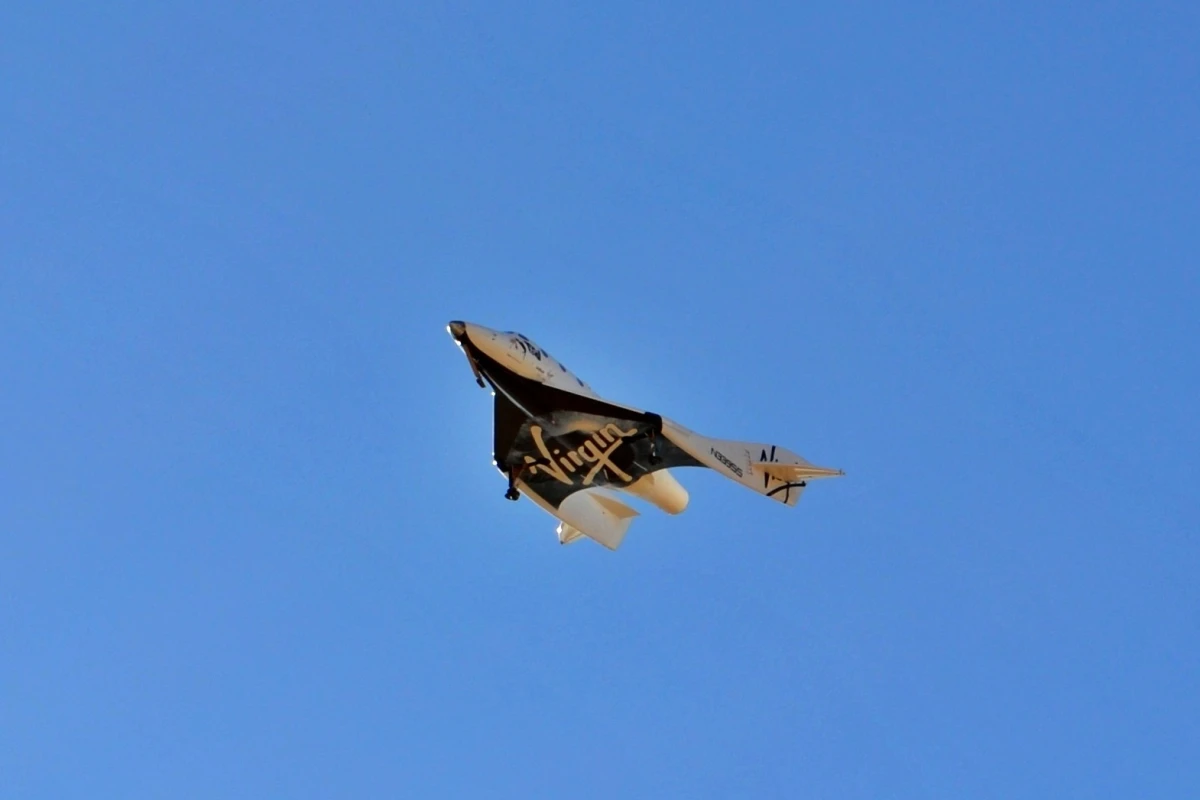 VSS Enterprise glides to earth on its latest successful glide flight test (Photo: Chris Van Pelt)