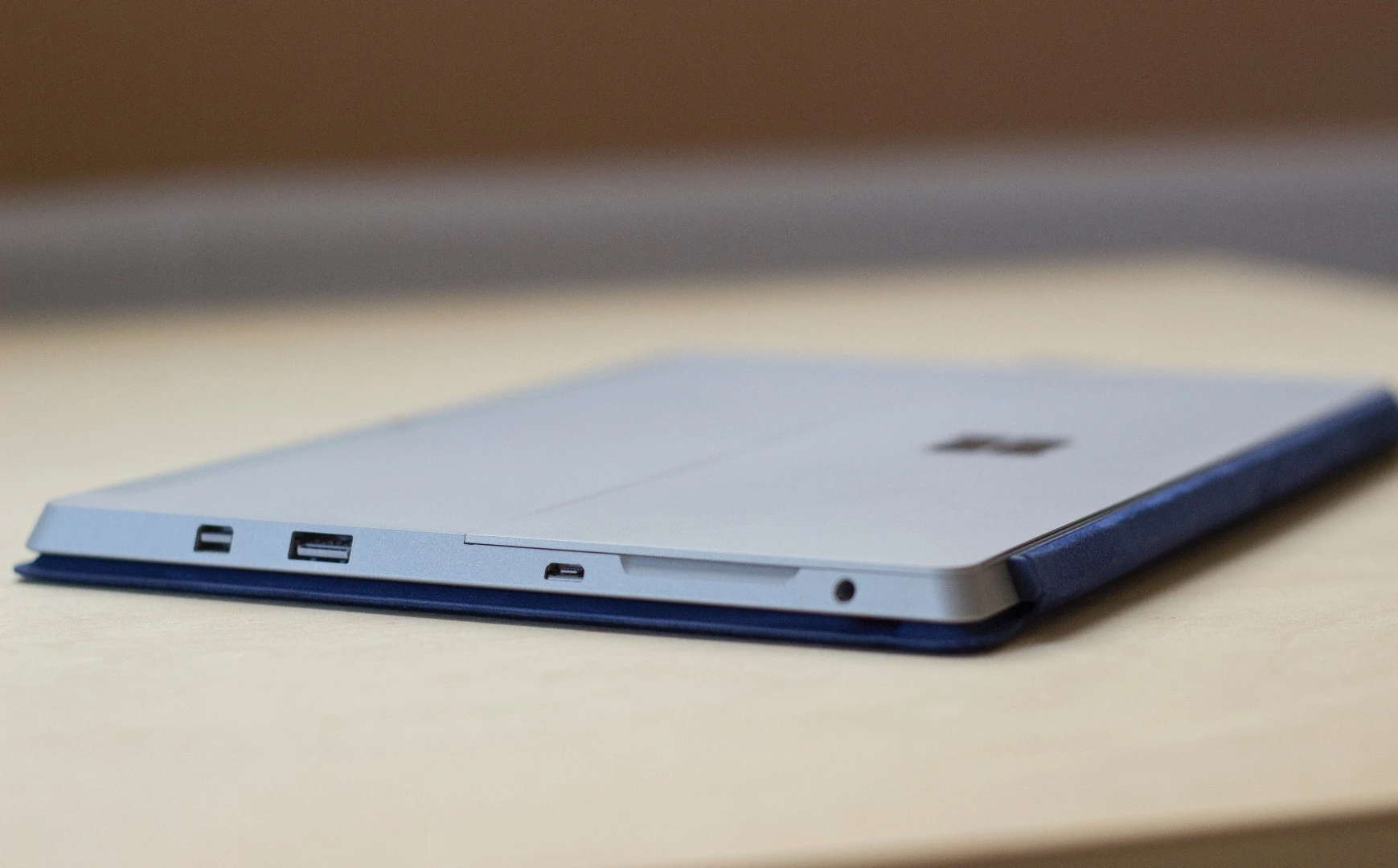 The Surface 3 is 8.7 mm (0.34-in) thick, not including its keyboard cover (Photo: Will Shanklin/Gizmag.com)