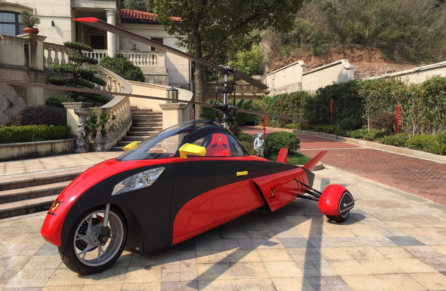 The Pegasus Sports: a three-wheel trike built around a coaxial helicopter