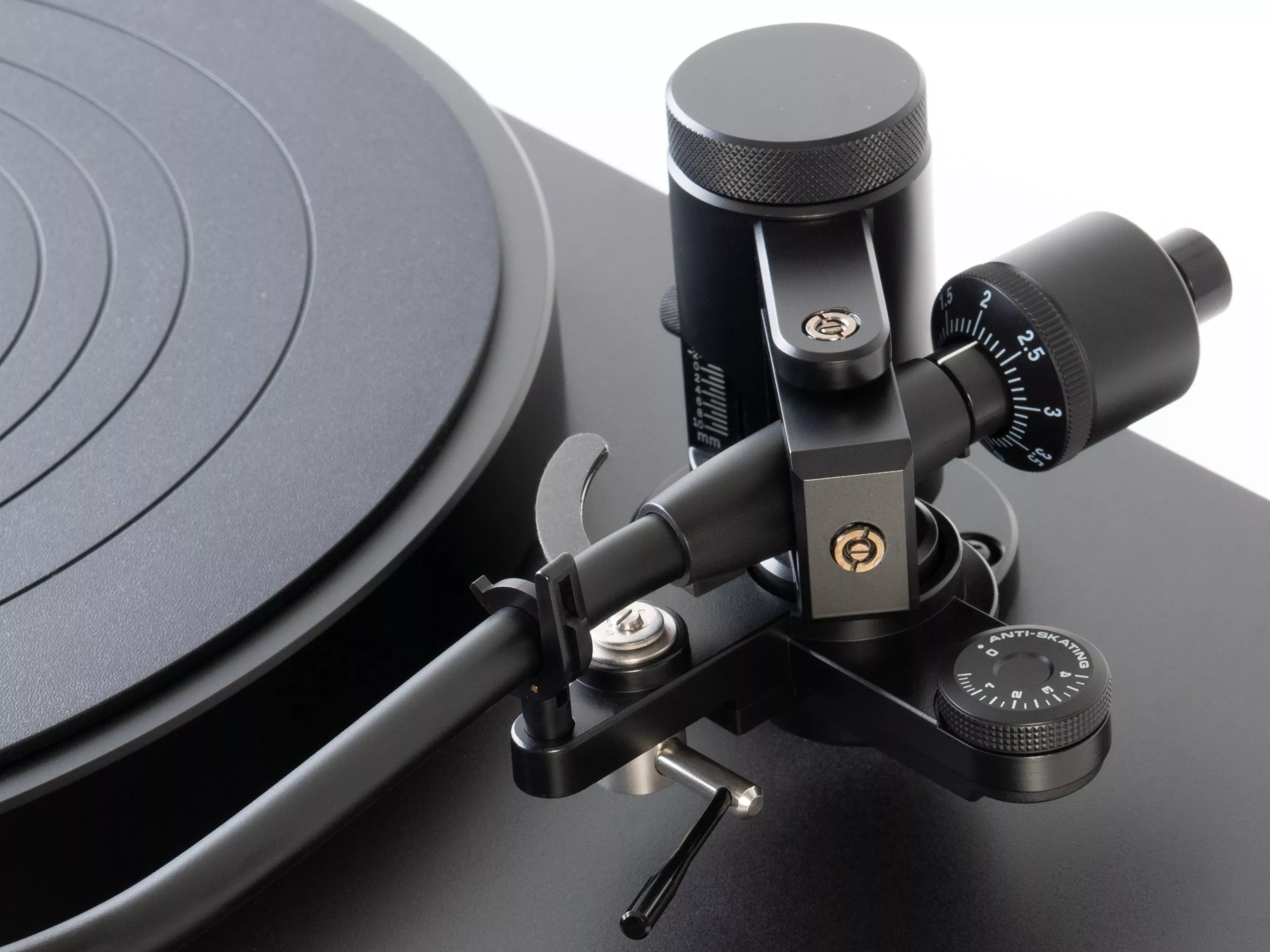 The aluminum tonearm's vertical tracking can be adjusted during playback